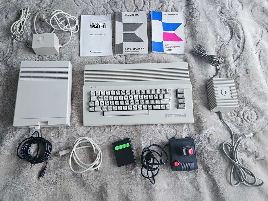 Commodore C64 Stacja 1541 II Final III Joystick dyskietki zestaw