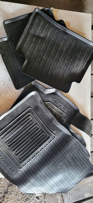 Dywaniki gumowe oryginalne toyota corolla hybrid korytka