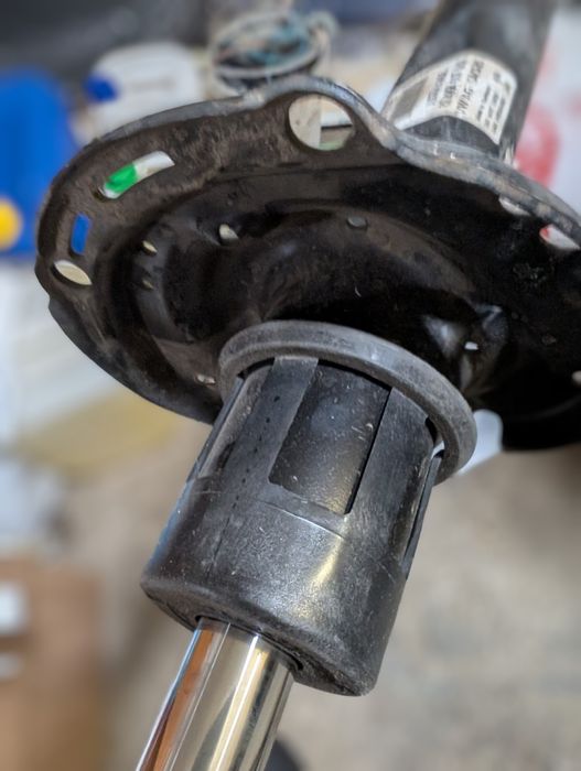 Стійки амортизатори передні Audi A3