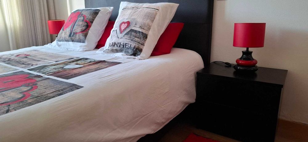 Quarto com sommier de casal com colchão 160x200 + mesinhas de cabeceira