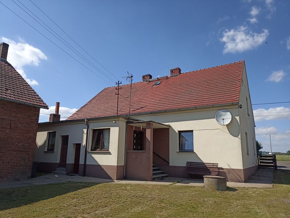 Dom jednorodzinny z garażem i budynkami gospodarczymi