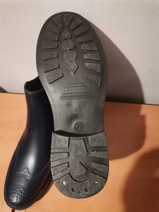 Mini botas e um par de sapato