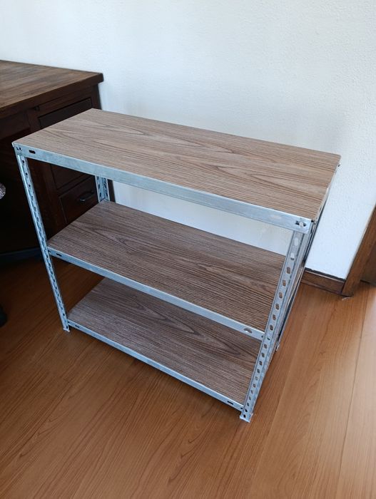 Vende se estante