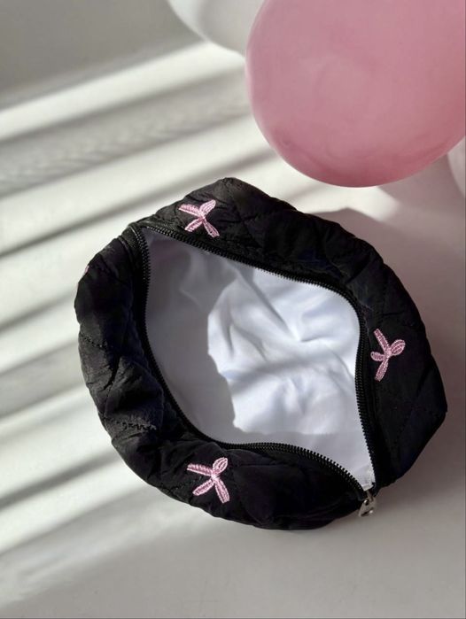 М’яка чорна косметички з вишитими бантиками