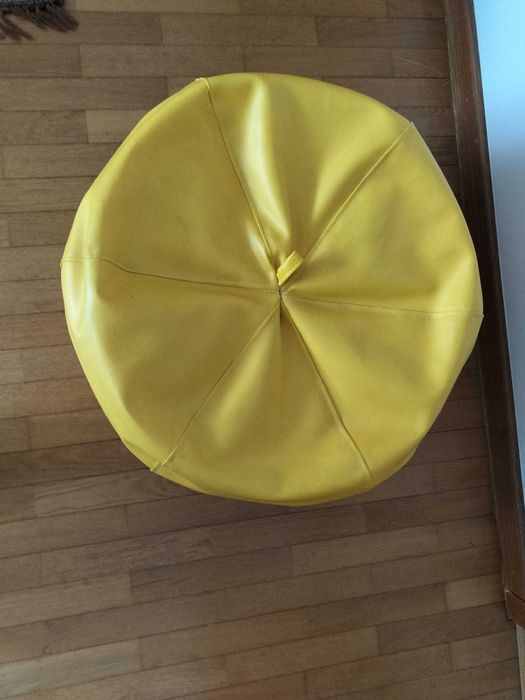 Pufe/ Assento amarelo em pele