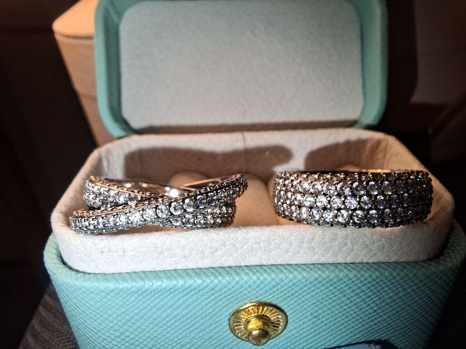 Conjunto com dois aneis de zircônias cintilantes da pandora