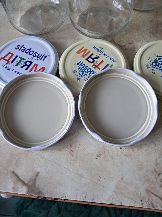 Банки  0,5 литра с кришками по 5гр.