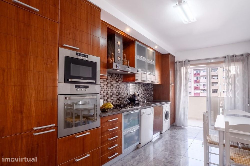 T3 com Box, Arrecadação, 3 Varandas e Vista Rio – Quinta da Piedade, 2