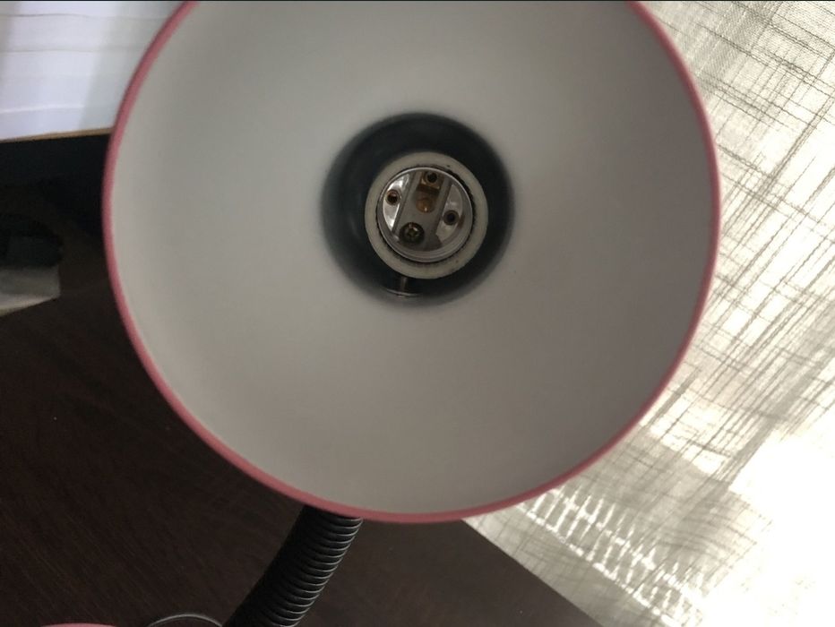 Różowa lampka biurkowa 48tknd