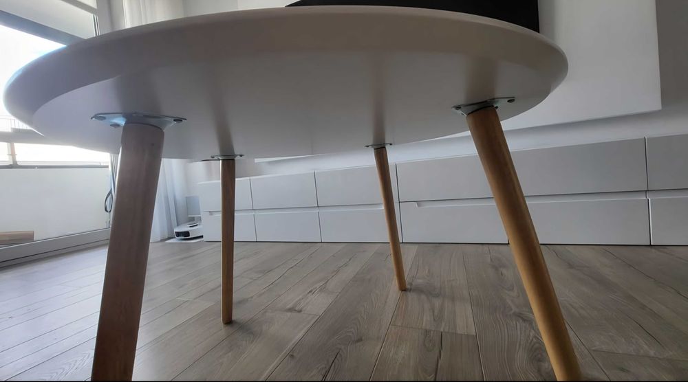 Biały stolik kawowy