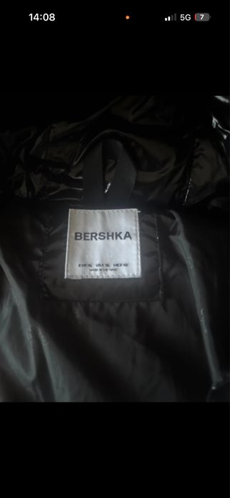 Casaco acolchoado Bershka preto com capuz