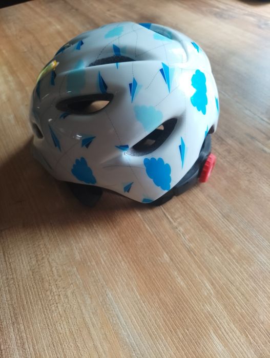 Dziecięcy kask rowerowy.