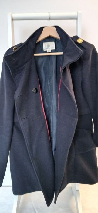 Casaco azul com botoes dourados