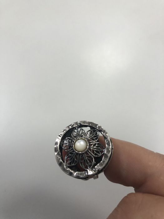 Pierscionek srebrny kwiat z perla