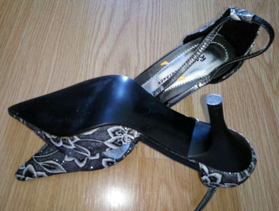 Sapatos c/ brilhantes - TAM 37 NOVOS