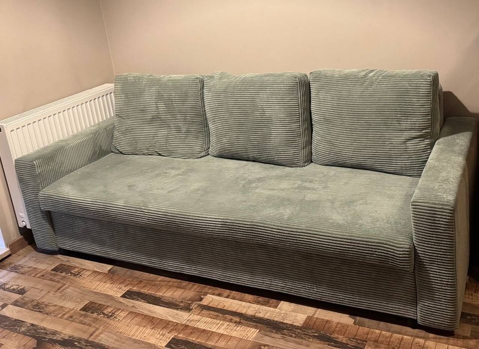Sofa w miętowym kolorze