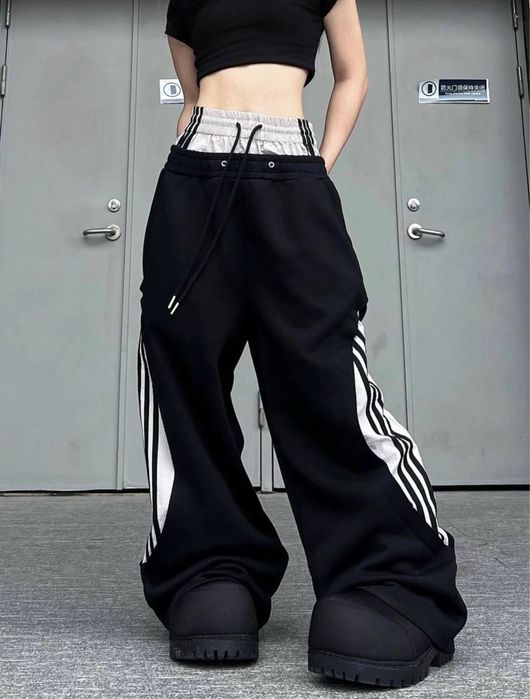 Широкі штани з лампасами тренди усі в нас