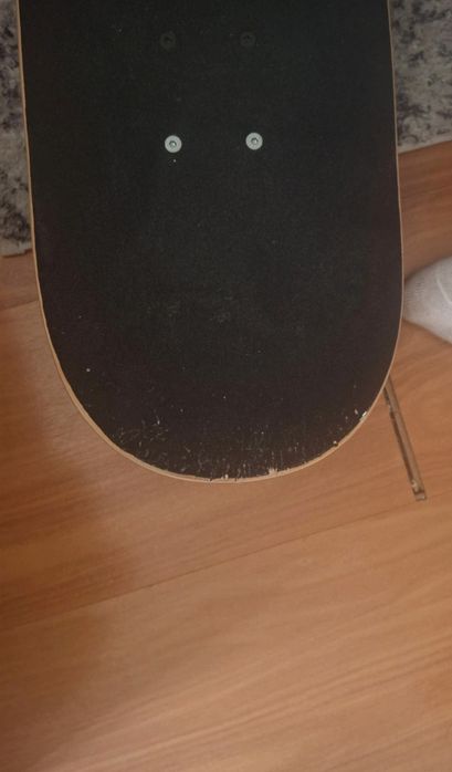 Skate com capacete e proteções