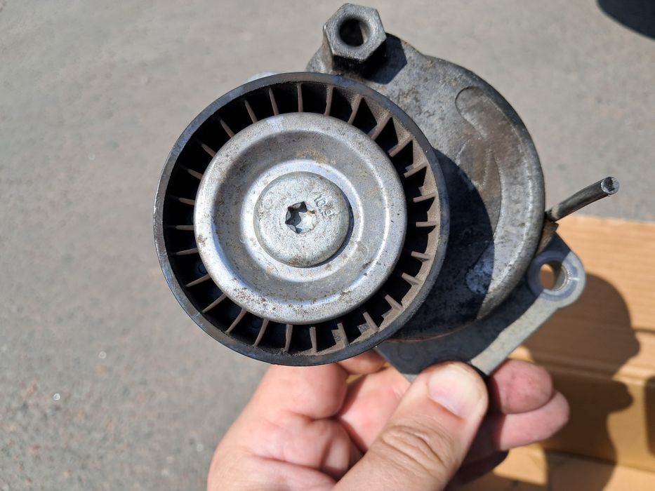 2 ролики з натяжними механізмами + ремінь генератора Пежо 508 2015р.