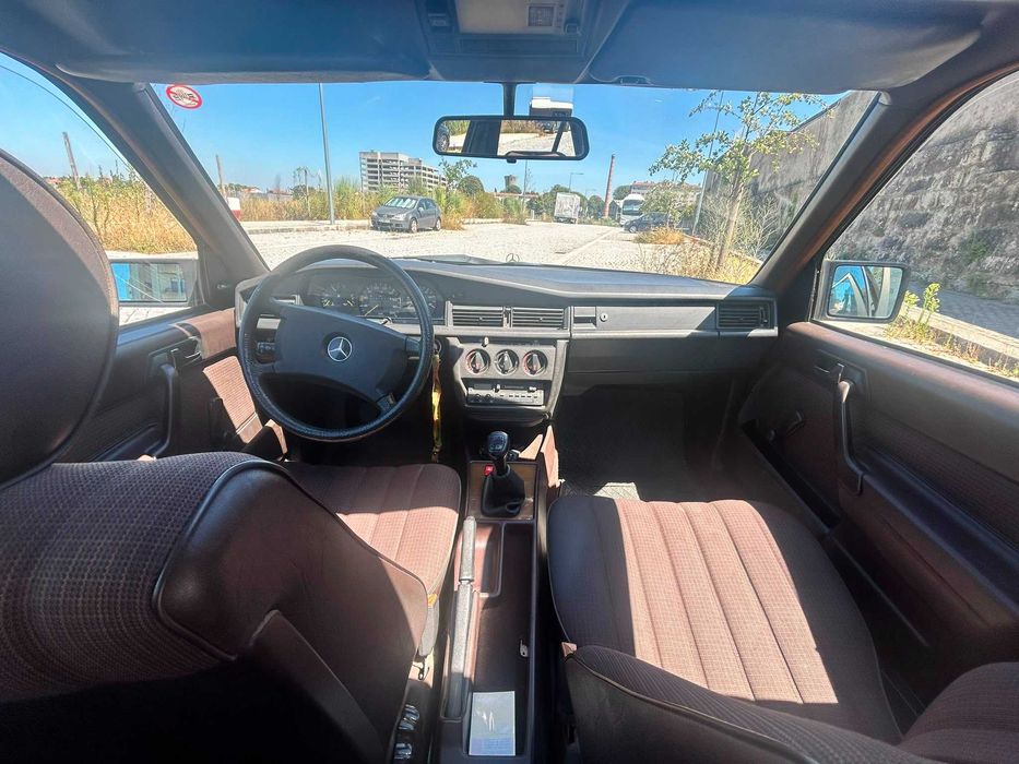 Mercedes-Benz 190D 2.5 W201 com teto de abrir elétrico