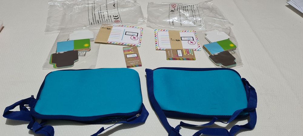Duas bolsas de avião, para crianças.  Novo