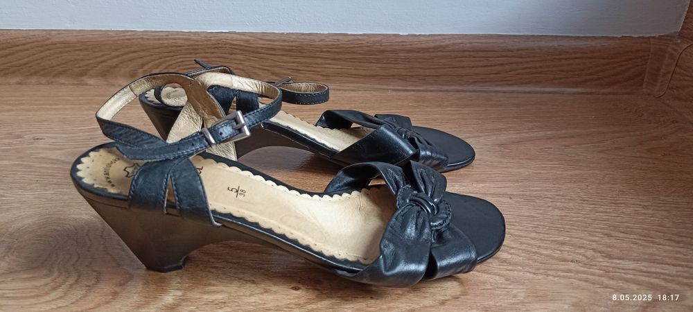 Sandały na małej koturnie Caprice