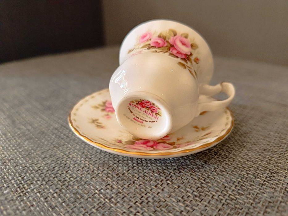 Chávena Coleção Royal Albert Bone China "June"