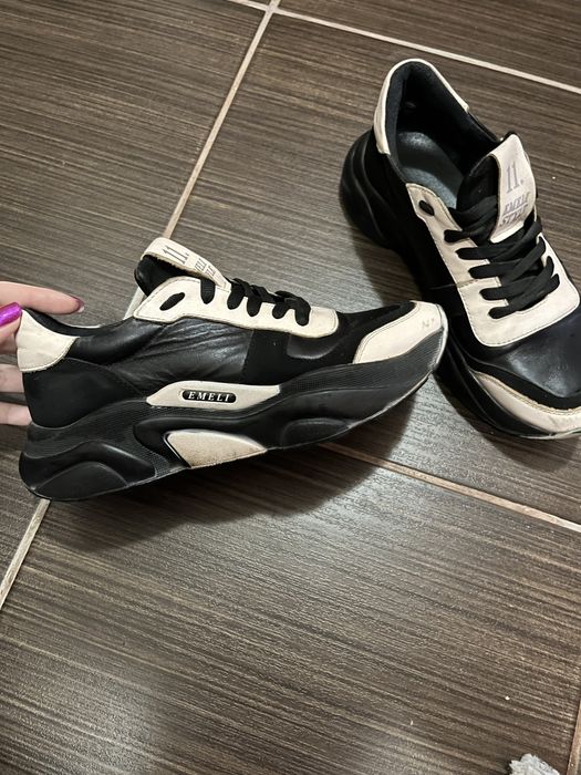 Кроссовки женские