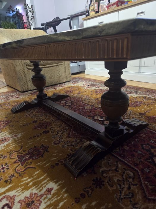 Stół z kamiennym blatem