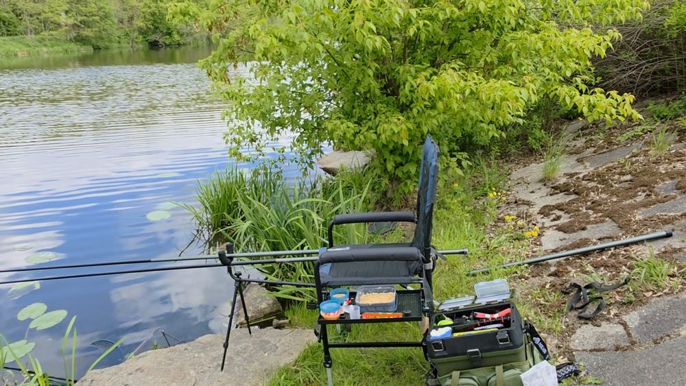 Fotel krzesło wędkarski Caperlan Essenseat 500 comfort z półka boczna