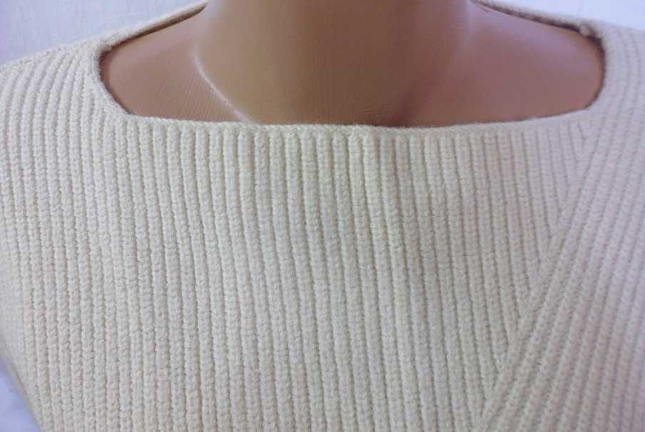Светр кольору слонової кістки- 50% вовни.
