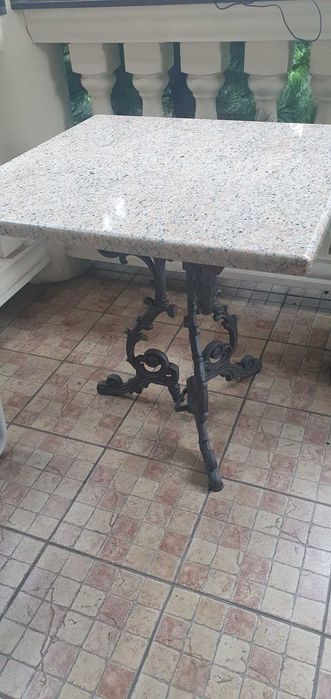 stolik z granitowym blatem