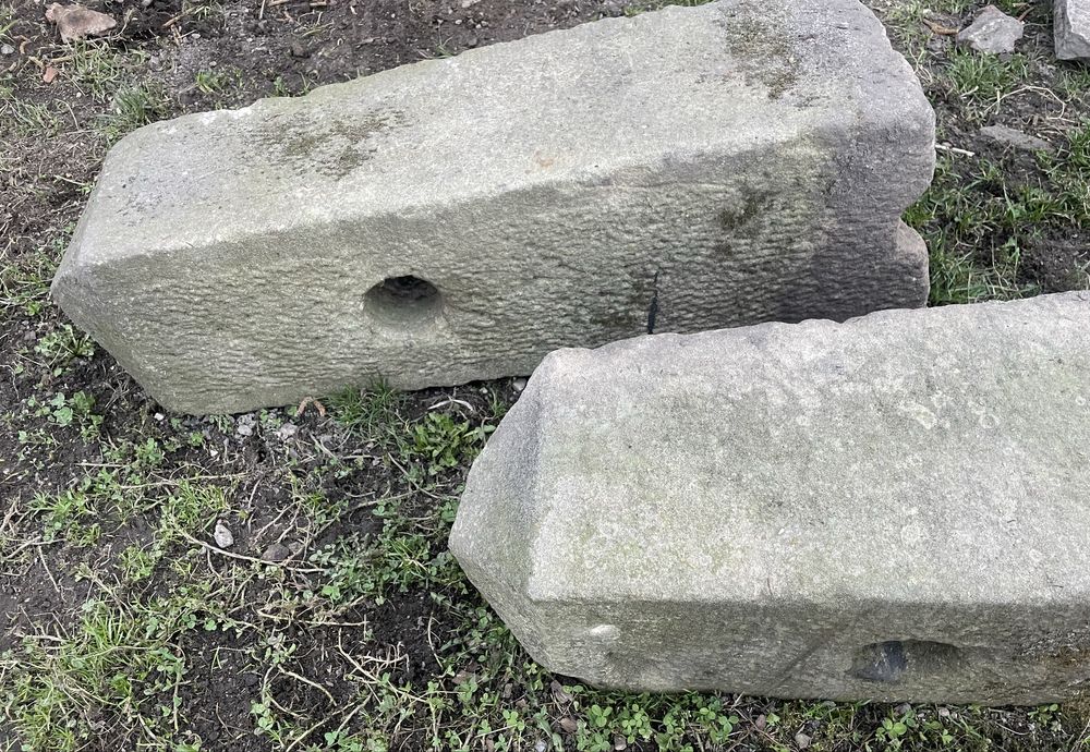 Płyty słupy bloki kolumny kamień graniczny stary piaskowiec