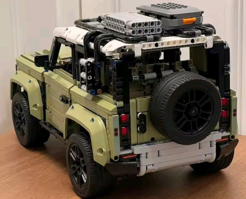 Чудовий Конструктор Technic 42110 Land Rover Defender 2573 деталі