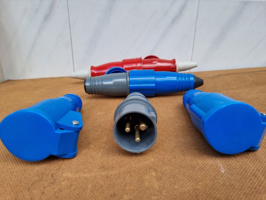 Diversas tomadas monofasicas e trifásias