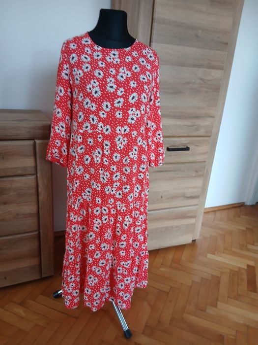 Dłuższa luźna sukienka z  falbankami na dole  42