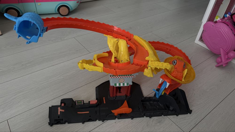 Трек Hot Wheels Піцерія + в подарунок Акула