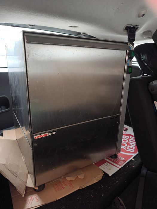 Máquina de café, moinho e lavar chávinas