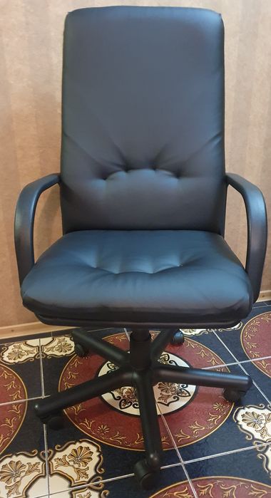 Стул Кресло офисное новый кожзам.