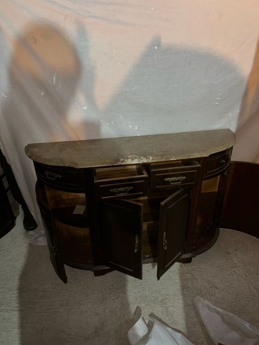 Aparador pequeno com pedra no topo