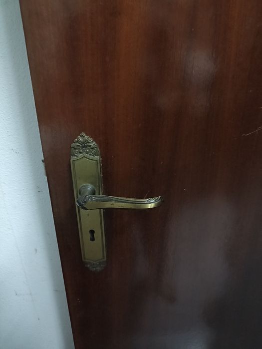 Porta de interior em madeira com puxador e  respirador