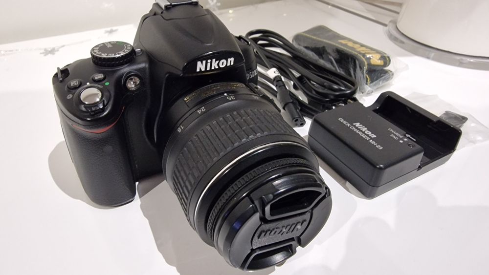 Nikon D5000 + Lente 18-55mm  + extras