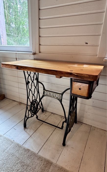 Piękny stolik ze starej maszyny Singer – blat z litego drewna! Loft / Vintage