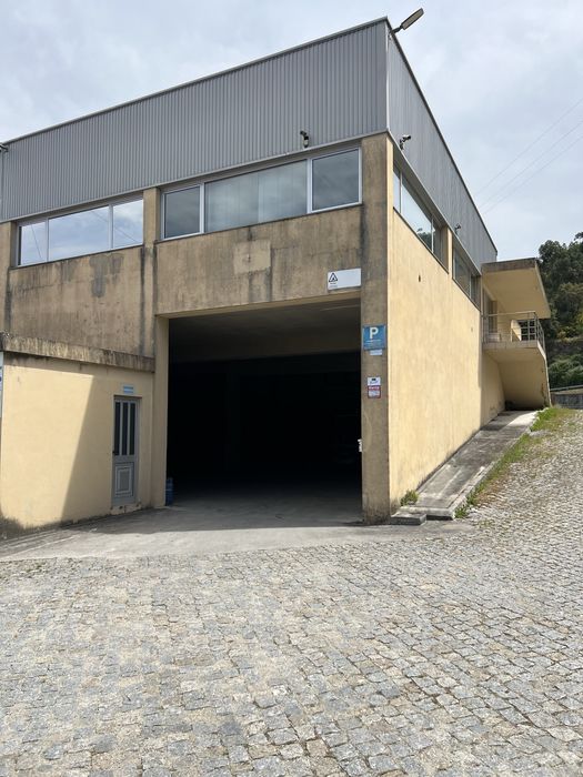 Arrendam-se Armazéns de 250m2,450m2,900m2,1500m2 em parque industrial