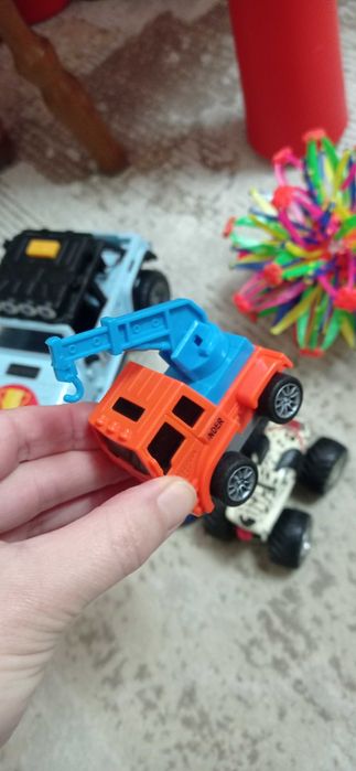 Машинки іграшки для хлопчиків.