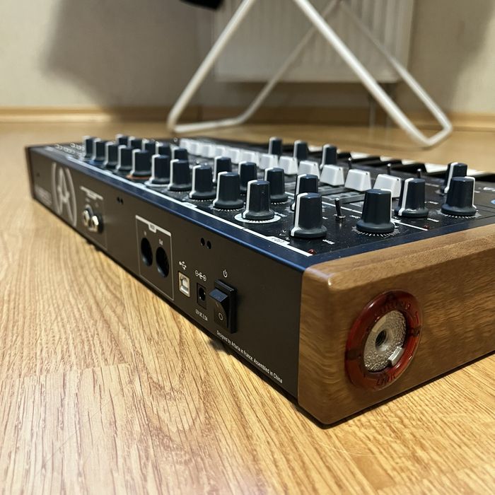 Arturia minibrute 2 аналоговий синтезатор
