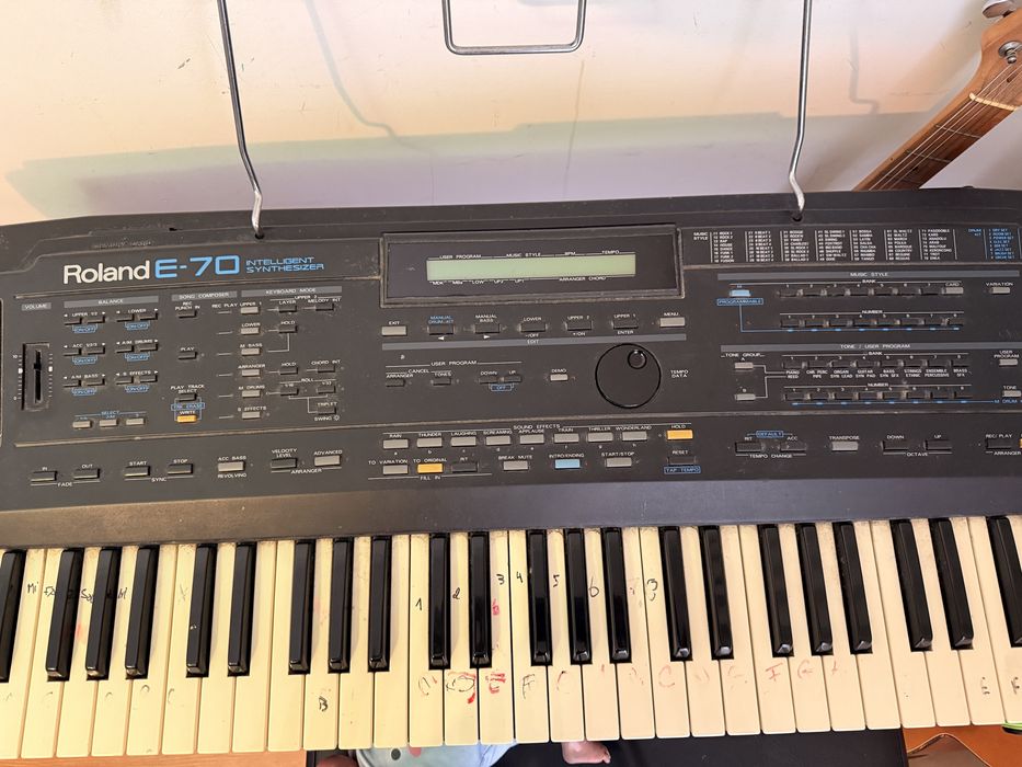 Teclado Roland E-70 ofereco tripé e banco!