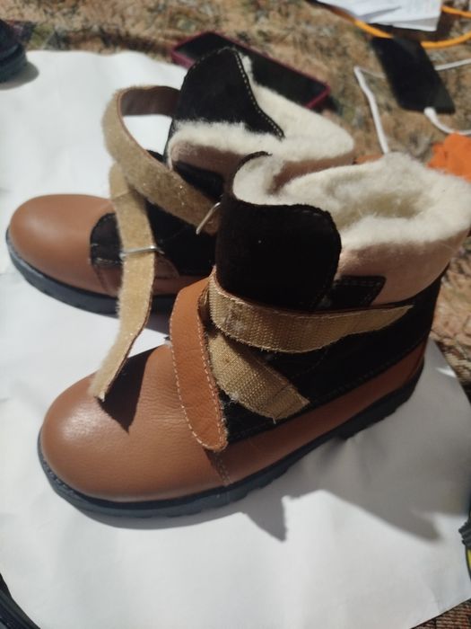 Продам нові дитячі зимові черевички