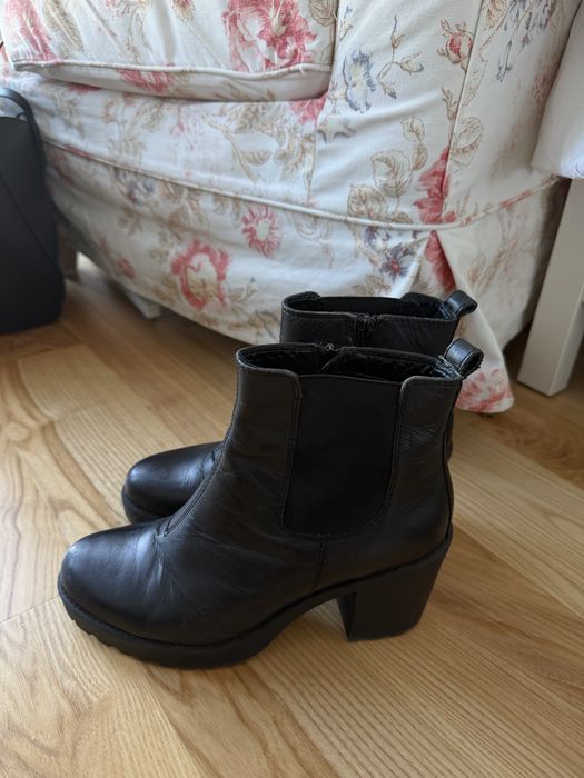 Skórzane botki na obcasie Vagabond 38 buty czółenka