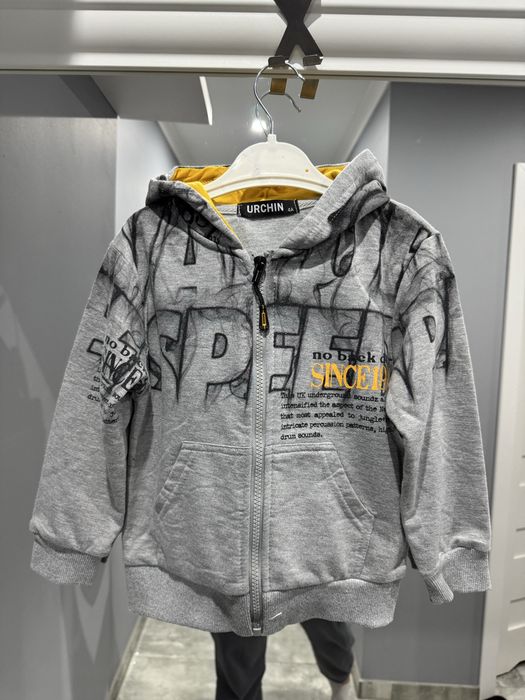 Szara bluza z kapturem 104 zapinana na zamek 104 napisy graffiti